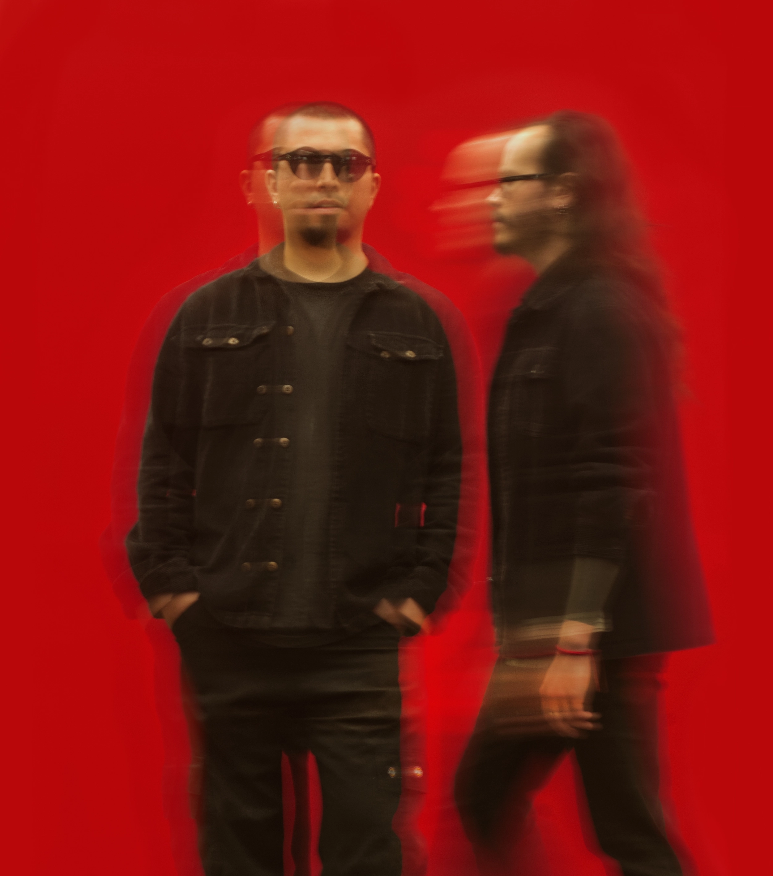 Jorge Care and César Vidal, with blurred movement against red.